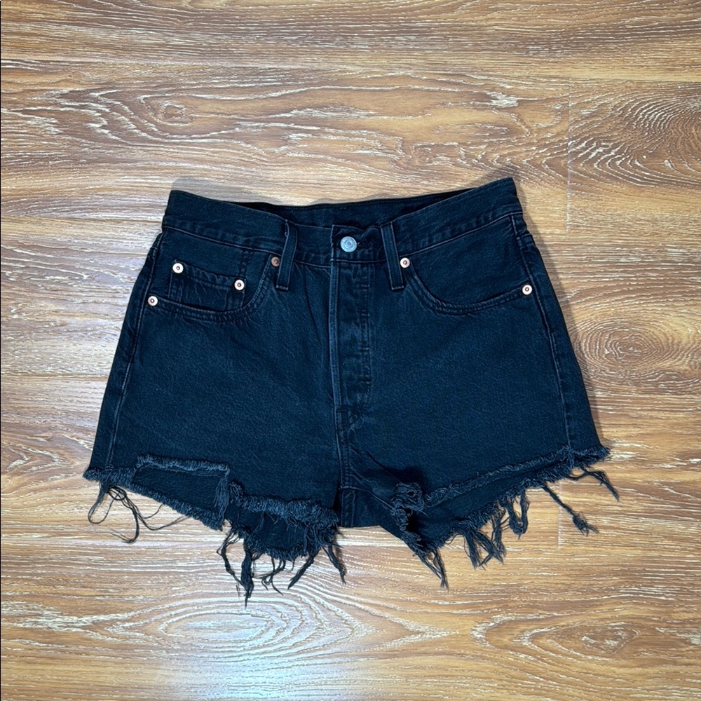 Levi’s Black Jean Shorts with Frayed Hem and High Waist
